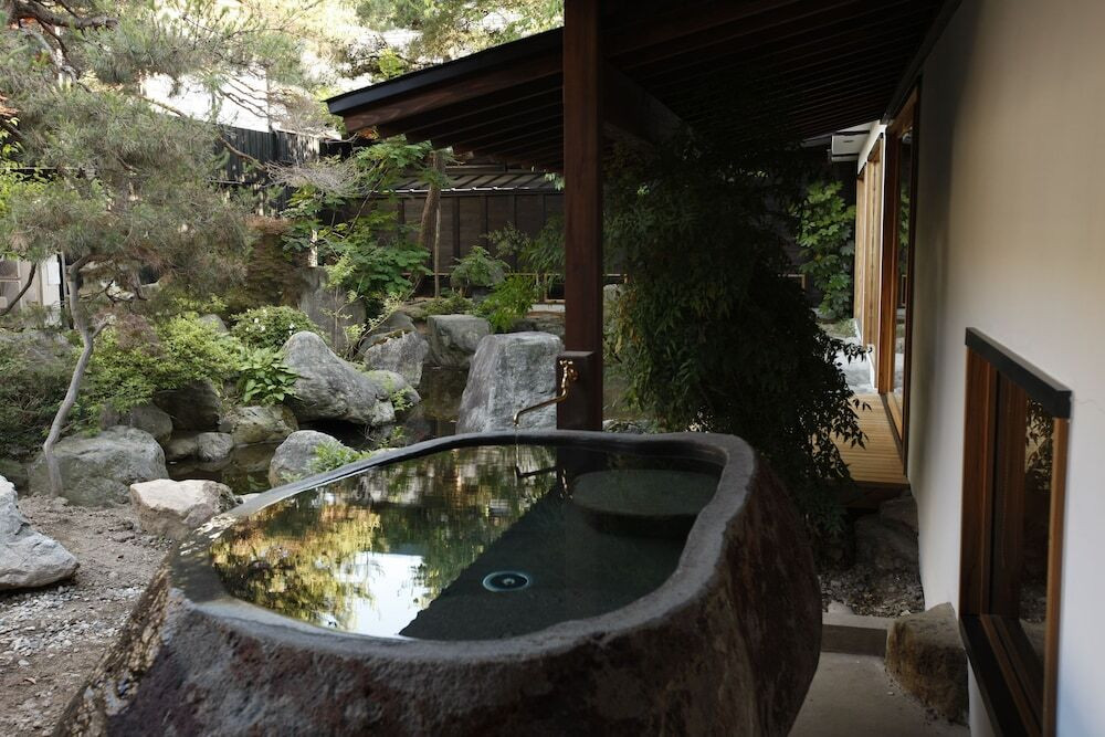蔵王石の岩風呂