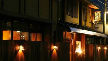 施設の正面 (日没後) / 1