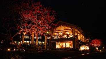 施設の正面 (日没後) / 1