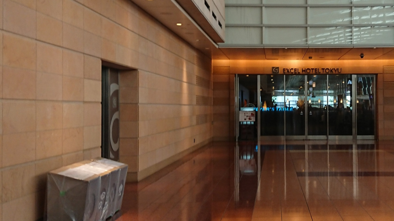 正面からでは無く左手前側から入ればフロントデスク。