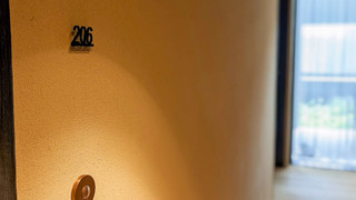 新館206:スーペリアルーム バルコニー付き 中庭ビュー クイーンベッド