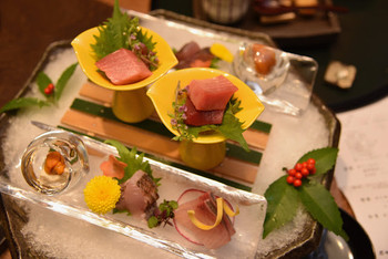 川のせせらぎと源泉かけ流しの湯に癒される4244682