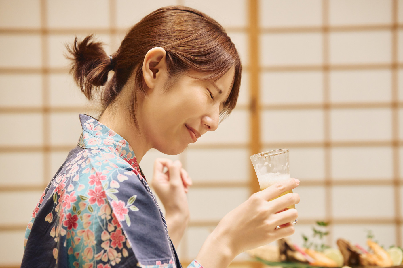 旅館で食事を楽しむ女性たち　撮影協力・白玉の湯 泉慶