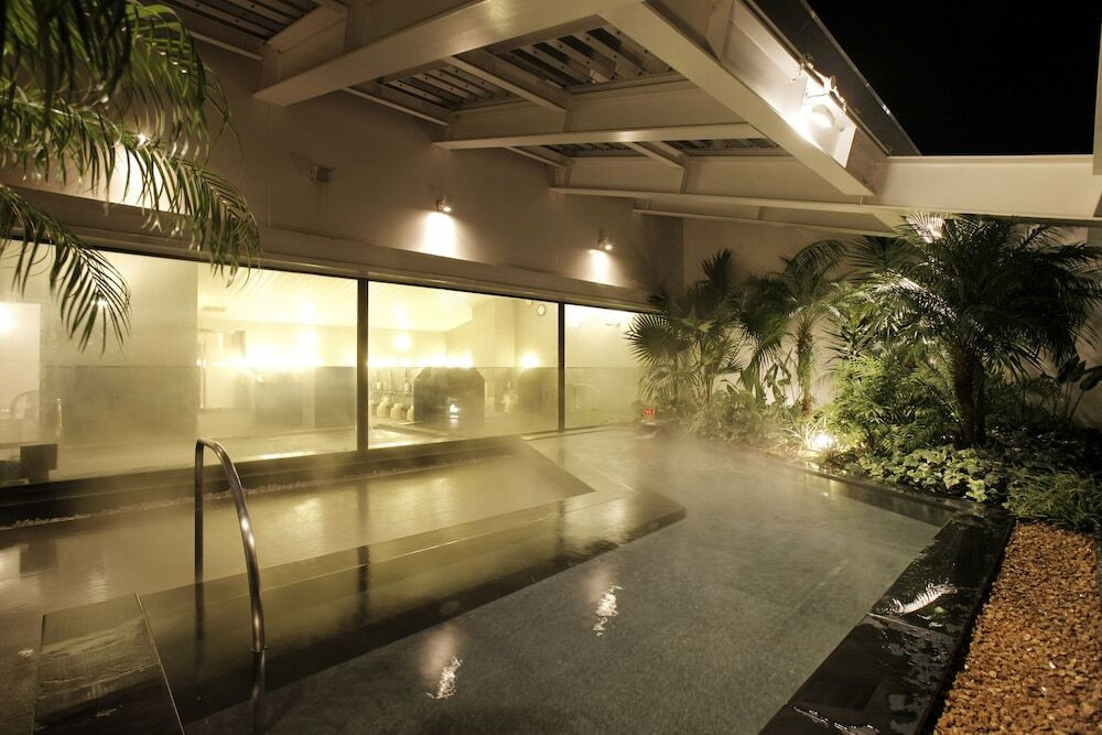 天然温泉の大浴場で、遊び疲れた身体をリフレッシュ3354043