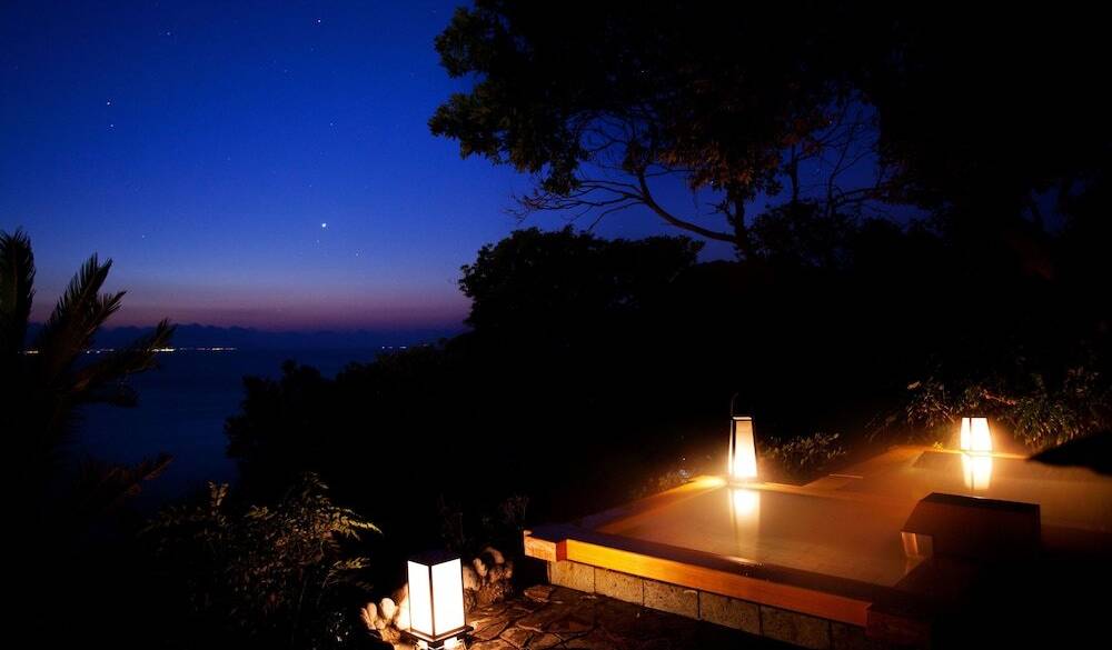 ムーンロードを眺めて
ロマンチックに更ける夜 / 2