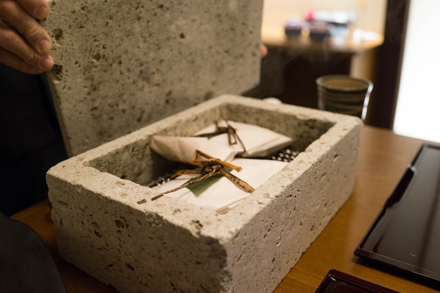 「星野リゾート 界 日光」料理 817492 台の物：牛肉と野菜の石室焼き