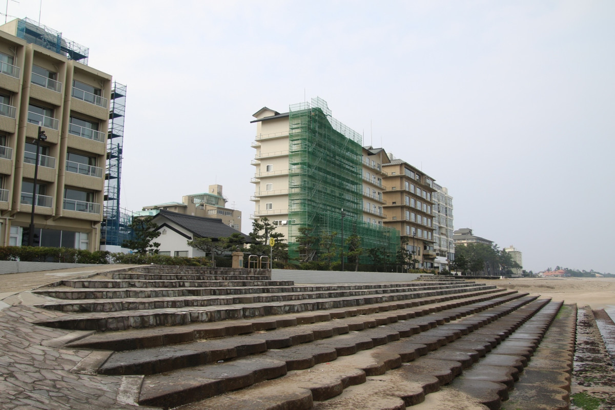 補修工事中の外観