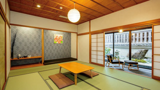 和室 (小さな庭付き)