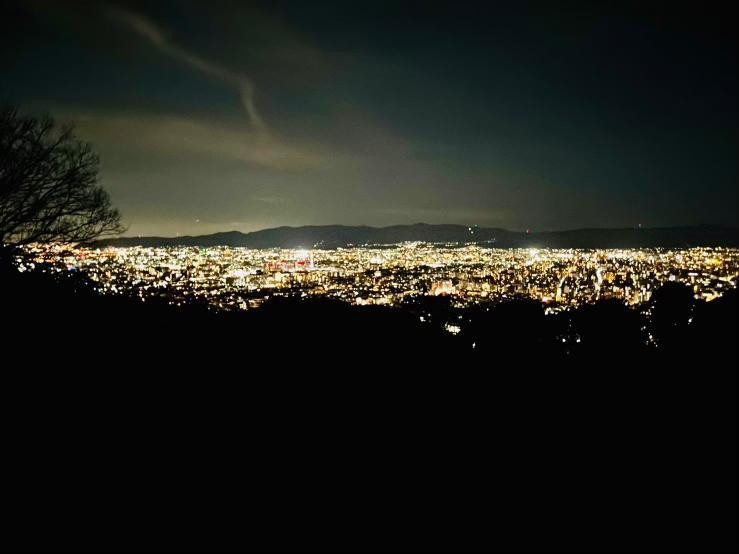 夜は東山山頂の公園(将軍塚市営展望台)に行き、夜景を見たのですが、彼がここでプロポーズをしてくれたのです！！本当本当に嬉しくて、一生の思い出の場所となりました♡ / 1