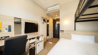 スーパールーム (ダブルベッド1台+ロフトベッド1台)