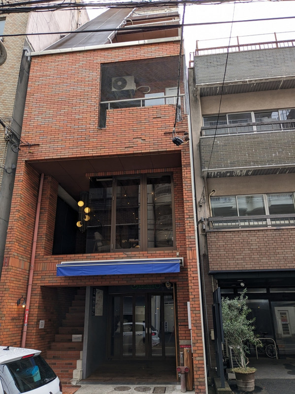 6階建て?のビルで、エレベーターがあります。