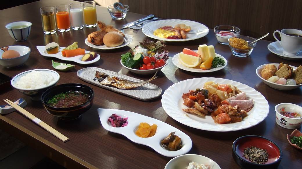 約30種類の和洋料理
ビュッフェを満喫 / 2