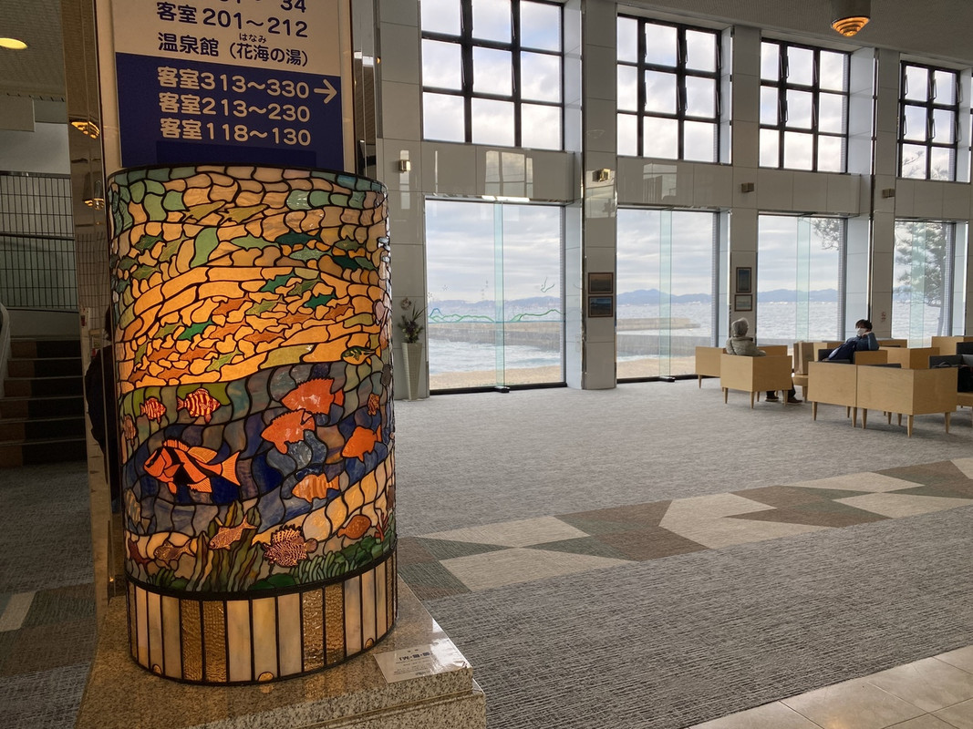 ロビー　オーシャンビュー　スタンドグラスが可愛い