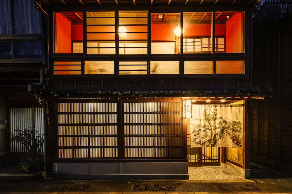 夜の花街を肌で感じる3916065