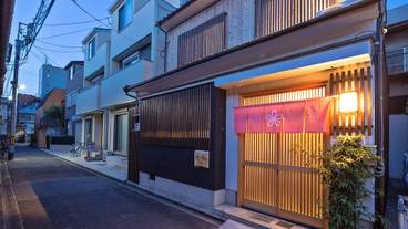 施設の正面 (日没後) / 2