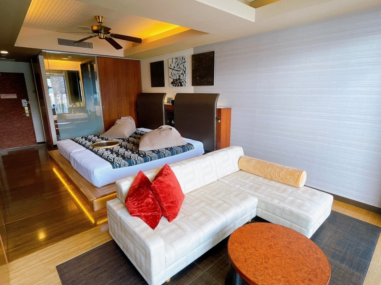 全客室から河口湖と富士山を一望。露天風呂付き客室もあるリゾートスタイルのホテル4044785