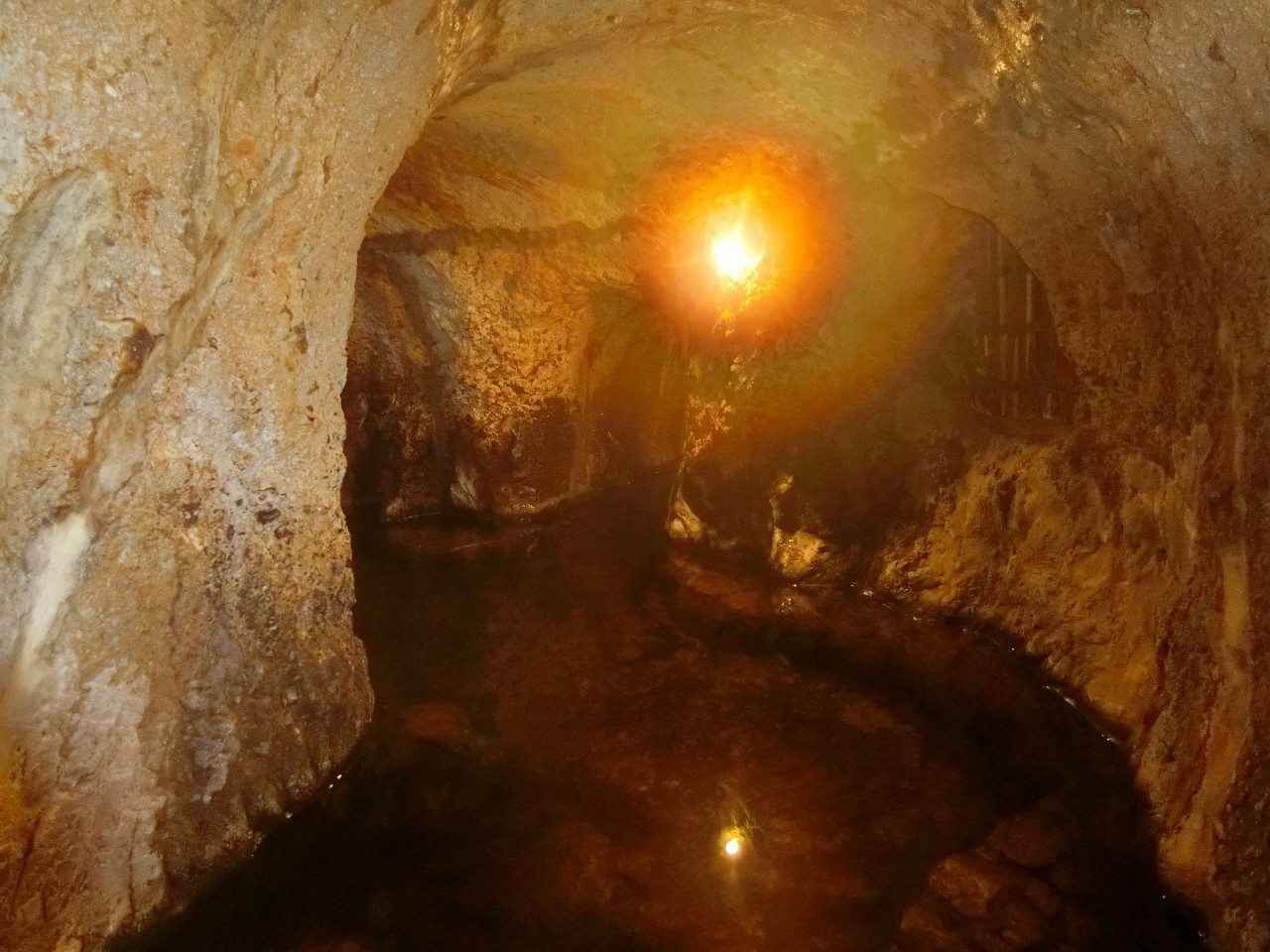 洞窟風呂で情緒あふれるひとときを過ごす4244339