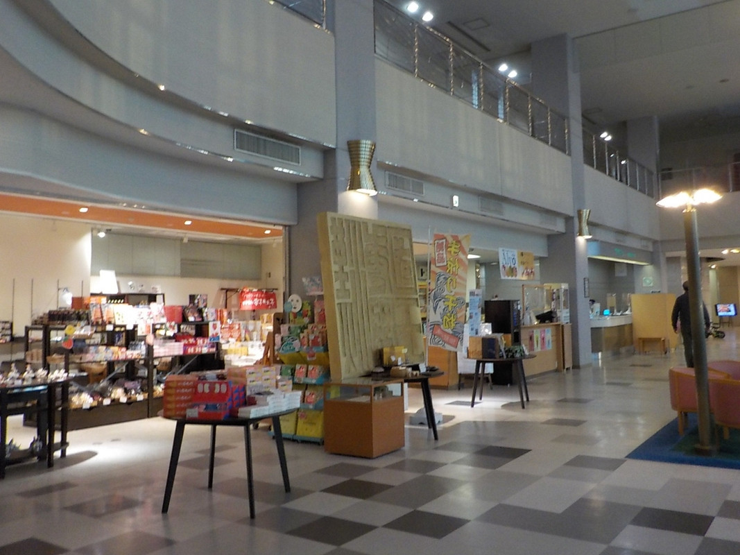 地元特産品を販売するお店もあります。