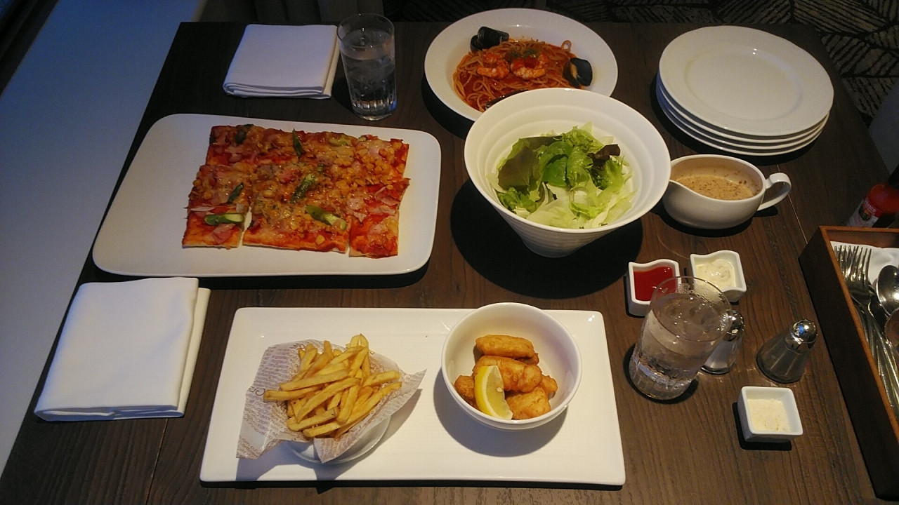 夜ご飯　ルームサービスはワゴンで運ばれてきます。