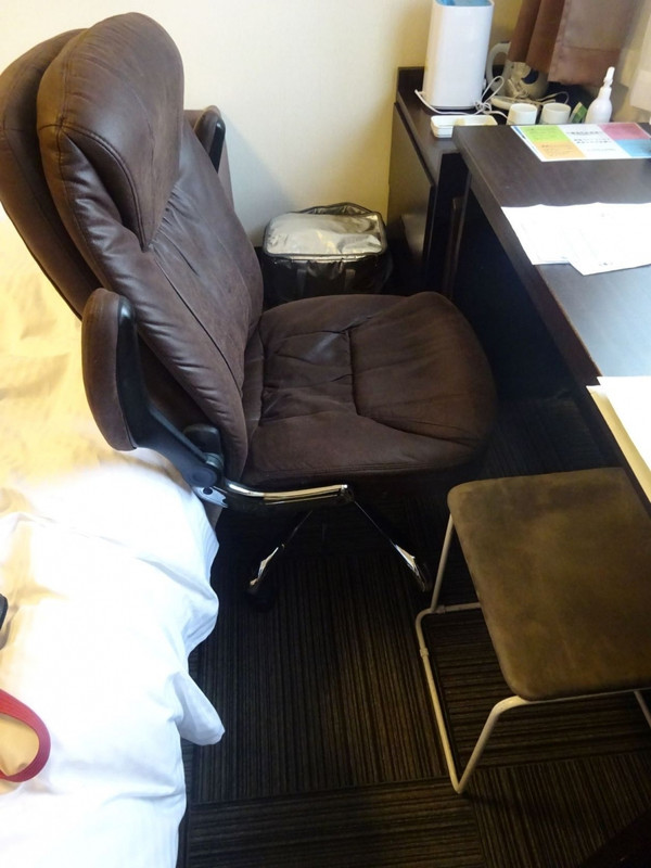 大きな椅子は快適ですが、座ると後を通れません。