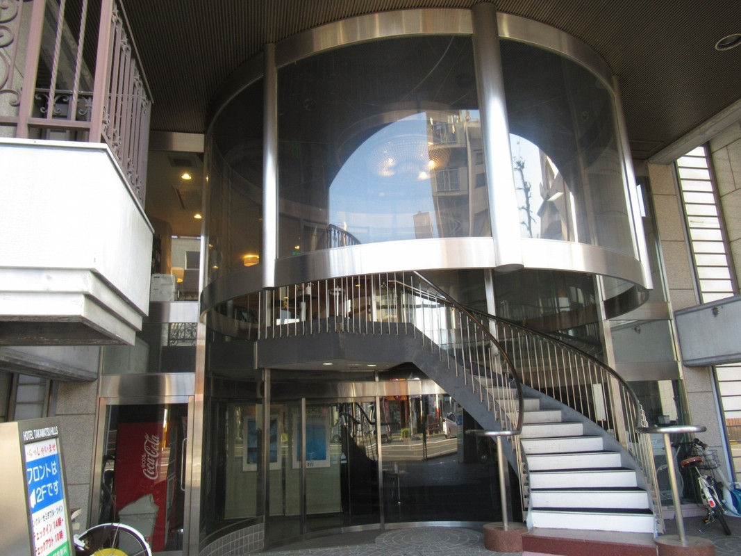 ホテル外観の様子です。フロントは2階です。