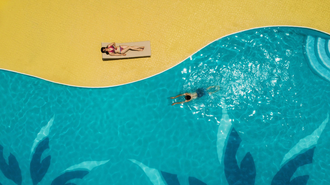 そこにいるだけで画になる、モダンなプール3485821