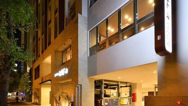 施設の正面 (日没後) / 3