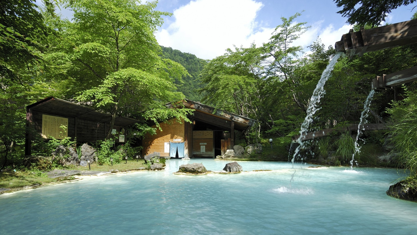 山々の風が気持ちいい真っ白な露天風呂。女性も安心の混浴◎3654094