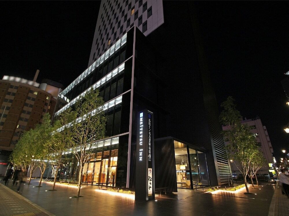 施設の正面 (日没後)