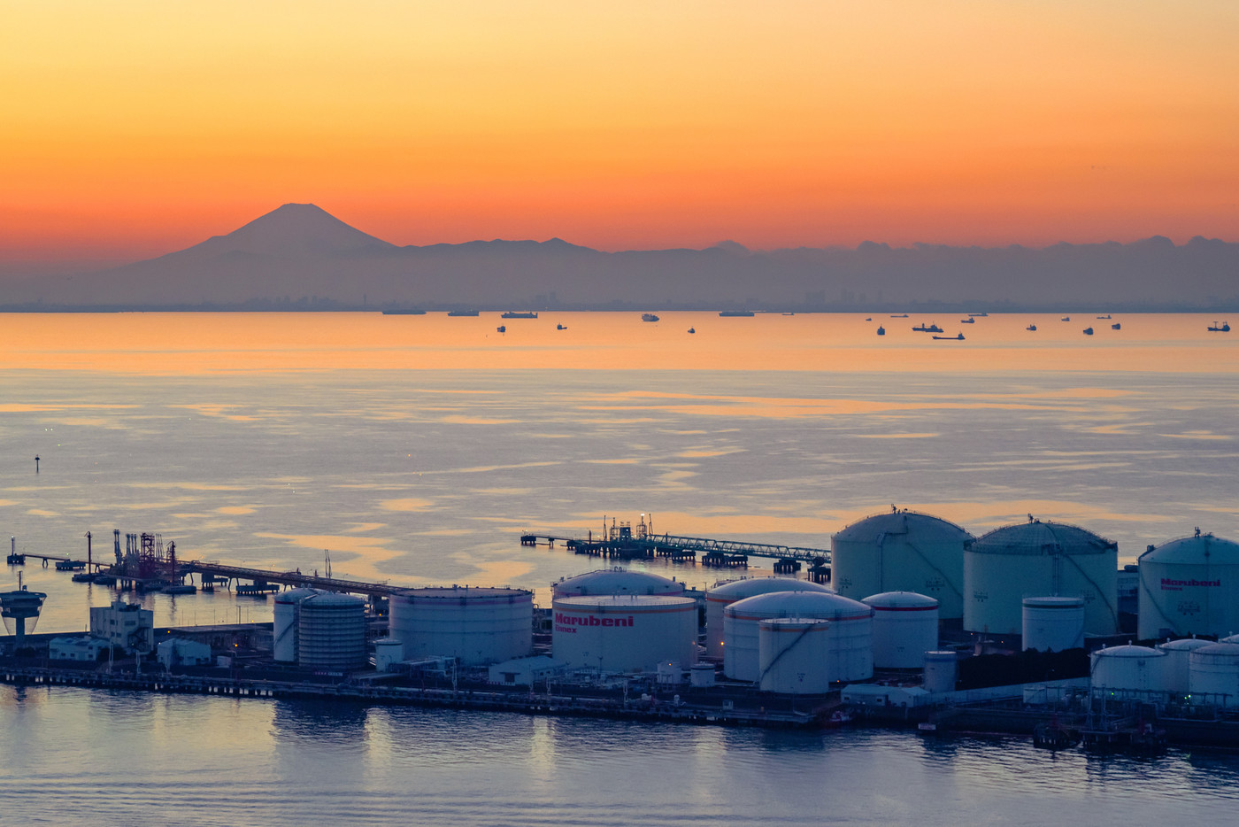 千葉ポートタワーから見た夕焼けの富士山のシルエット
