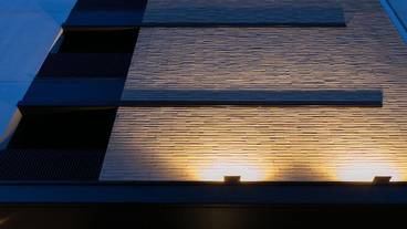 施設の正面 (日没後) / 1