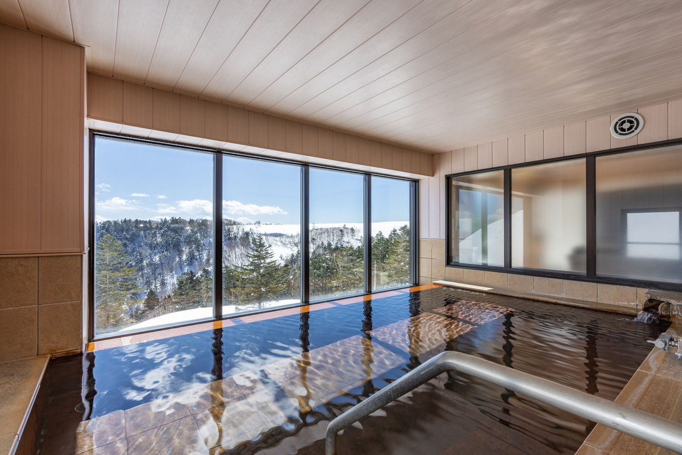 山小屋の温かさとホテルの快適さが同居する宿4783881