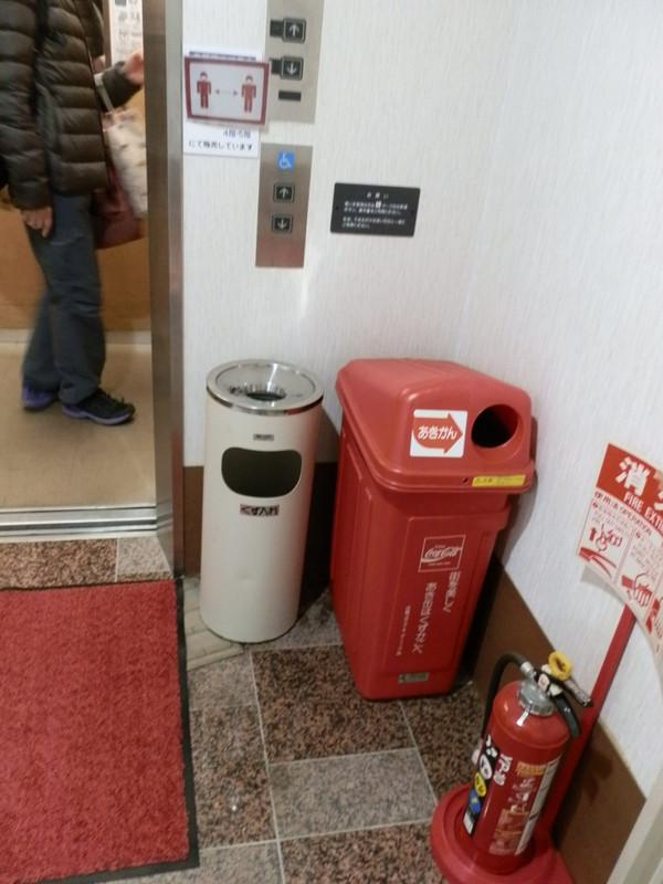 エレベーター入口付近に灰皿、臭かった。