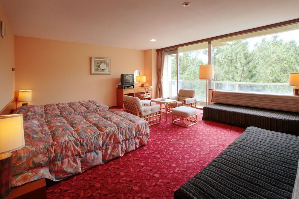 広々としたお部屋を独り占め！海を眺めながら入れる天然温泉でリラックス3917691