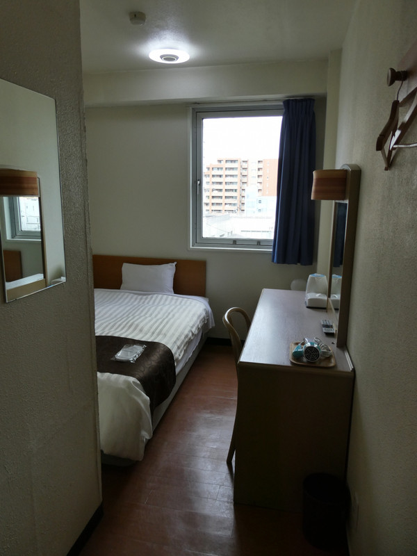 部屋は古く狭かった