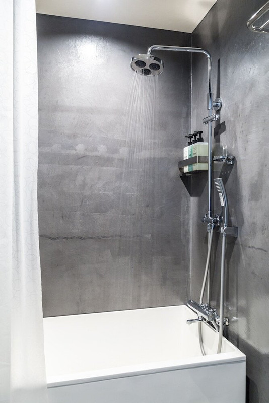 バスルームのシャワー