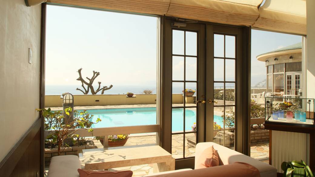 海を見渡す高台に佇む
瀟洒な宿 / 2