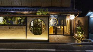 施設の正面 (日没後) / 10