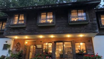 施設の正面 (日没後) / 7