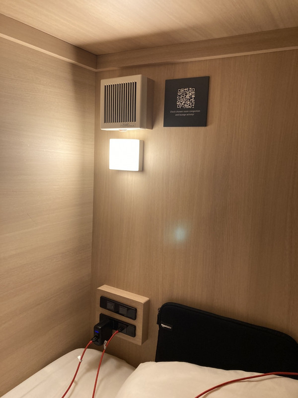 電源は枕元に2か所、換気ファンもあり快適