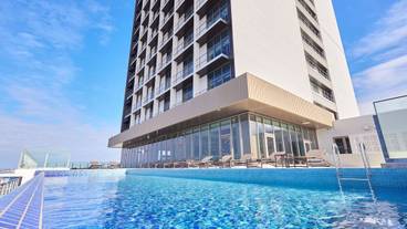 インフィニティプールと外観 / 1