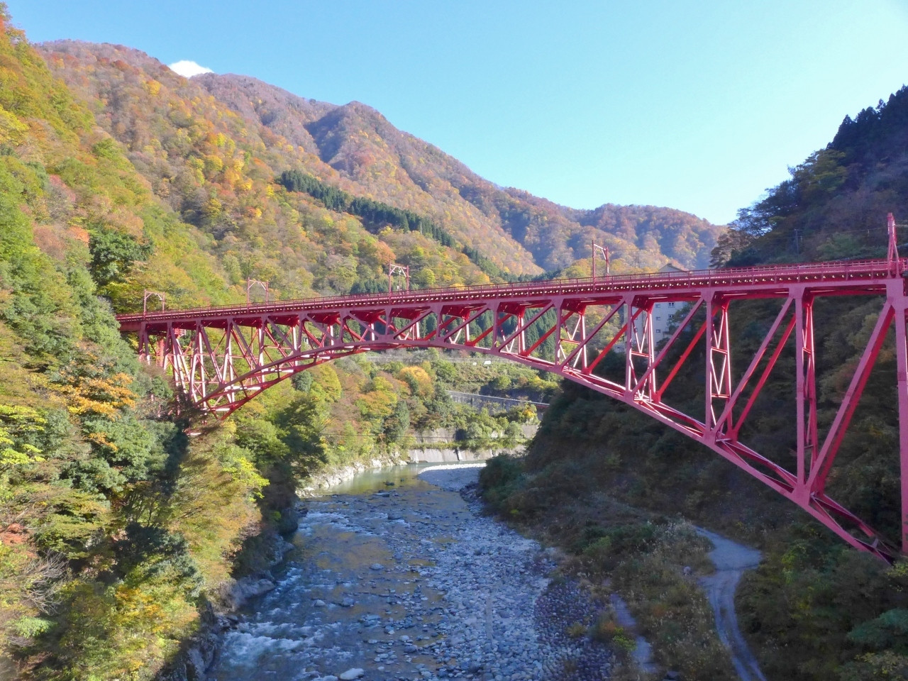 湯面に緑がうつる、黒部渓谷の絶景温泉旅館3964825