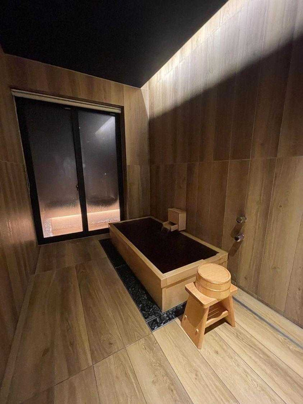 「エグゼクティブツイン」と「デラックスツイン」には檜の内風呂も。こちらもモール温泉掛け流しの贅沢な仕様。露天風呂とは異なる雰囲気を楽しめそう / 4
