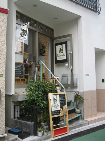 「お茶と食料雑貨　ラサ」外観 884542 お店の入り口