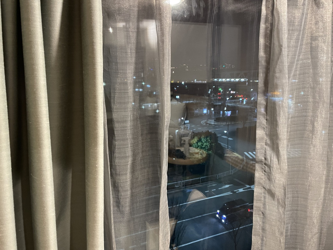 お部屋から。すぐ駅です。