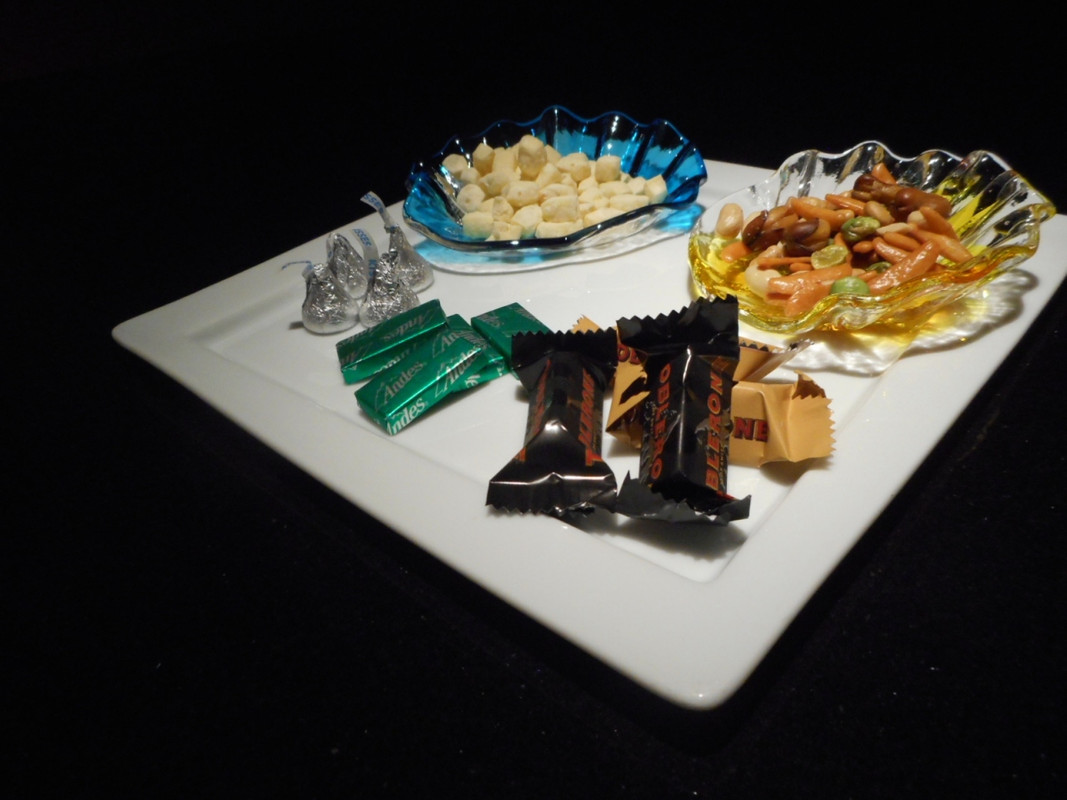 ハッピーアワーセット　ドリンク３品　写真は二人前のおつまみ