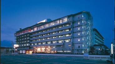 施設の正面 (日没後) / 2