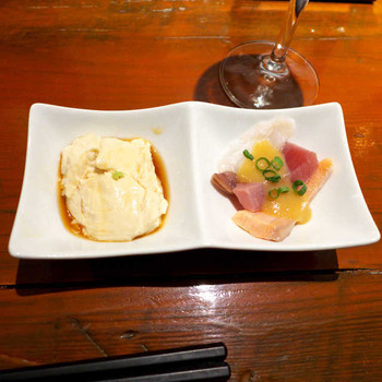 「地酒喝采 かも蔵」 料理 61900106 今日のお通し（￥567）は、湯葉豆腐と刺身の酢味噌和え
