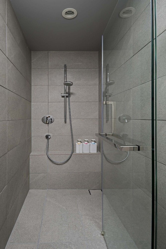 バスルームのシャワー