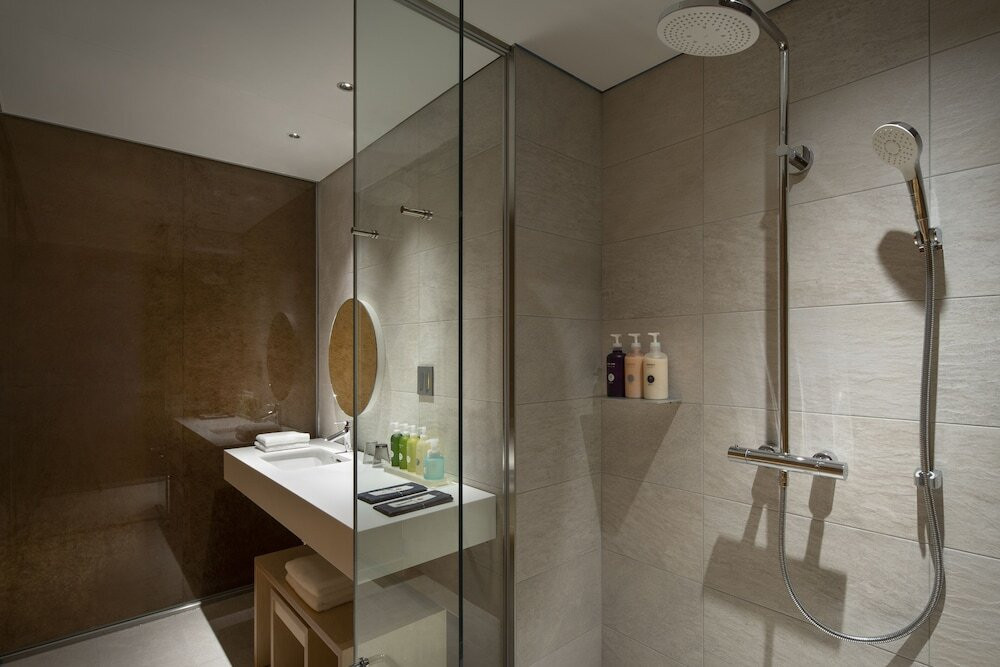 バスルームのシャワー